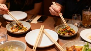 الخيزران المعياري يصنع 68 بالمئة من سوق أعواد الطعام العالمية بفضل مقاومته الميكانيكية وتكاليف التشغيل التنافسية