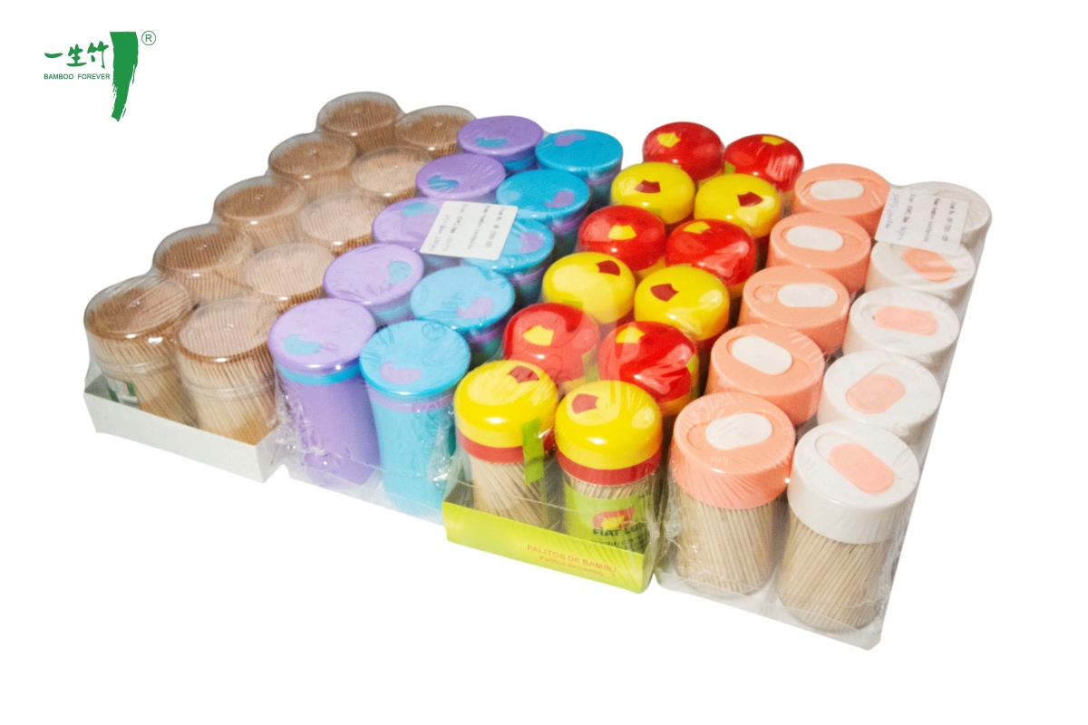 أعواد أسنان خشبية مستديرة من الخيزران في علبة تخزين بلاستيكية شفافة