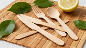 البامبو والخيارات الخشبية البديلة حلول مستدامة ومتينة لأدوات المائدة